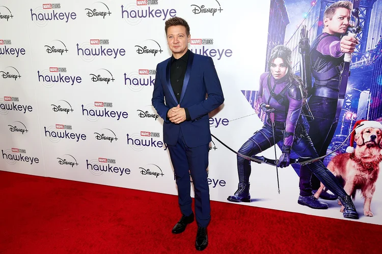 Jeremy Renner: o astro de "Vingadores" tentava ajudar um carro que estava encalhado na neve quando foi atropelado pela máquina de remoção de neve que dirigia (Theo Wargo/Getty Images)