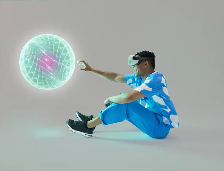 Man sitting in empty space lost in a virtual world with glowing orb (Getty Images/Reprodução)