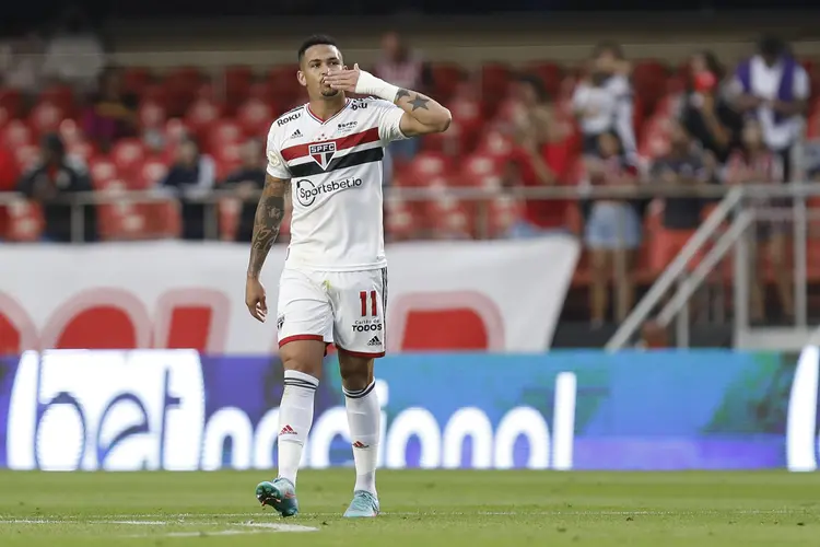 SAO PAULO, BRAZIL - JULY 17: Luciano of Sao Paulo celebrate after scoring the first goal of his team during the match between Sao Paulo and Fluminense as part of Brasileirao Series A 2022 at Morumbi Stadium on July 17, 2022 in Sao Paulo, Brazil. (Photo by Ricardo Moreira/Getty Images) (Ricardo Moreira/Getty Images)