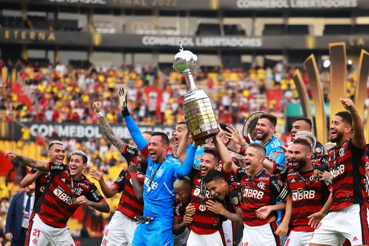 GUAYAQUIL, ECUADOR - OCTOBER 29:  Éverton Ribeiro of Flamengo and teammates lift the trophy after winning the final of Copa CONMEBOL Libertadores 2022 between Flamengo and Athletico Paranaense at Estadio Monumental Isidro Romero Carbo on October 29, 2022 in Guayaquil, Ecuador. (Photo by Hector Vivas/Getty Images) (Hector Vivas/Getty Images)