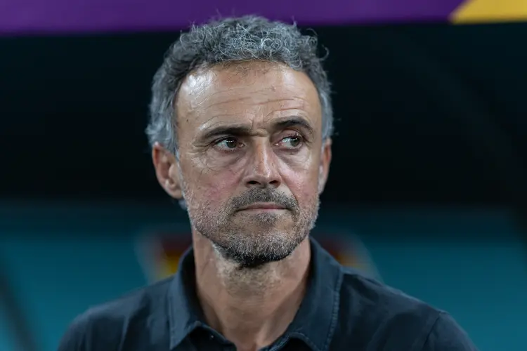 Luis Enrique: técnico é a bomba que a CBF está preparando para revolucionar um time deprimido após o fracasso no Catar, afirma jornal espanhol Sport (Simon Bruty/Anychance/Getty Images)