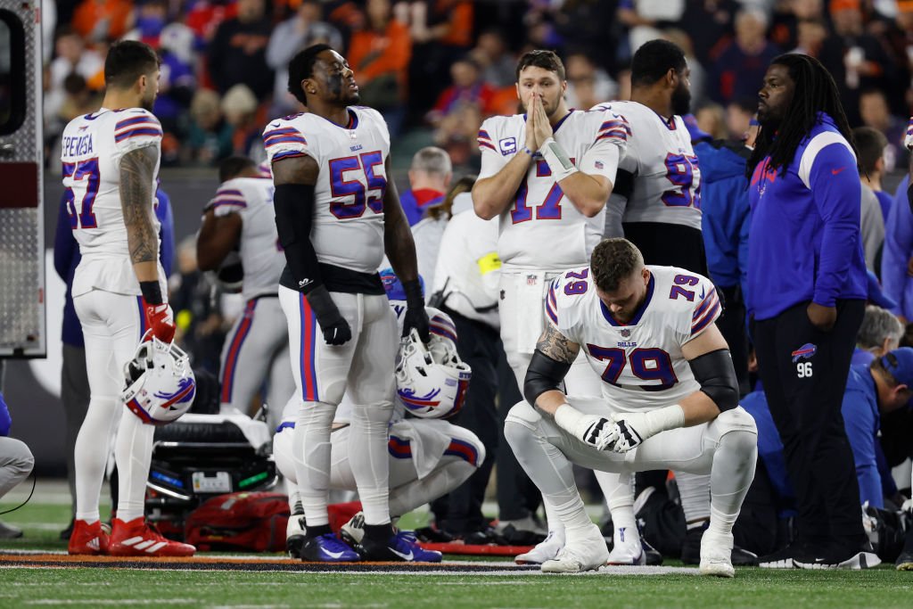Jogadores do Buffalo Bills reagem após companheiro de equipe Damar Hamlin se machucar (Kirk Irwin/Getty Images)