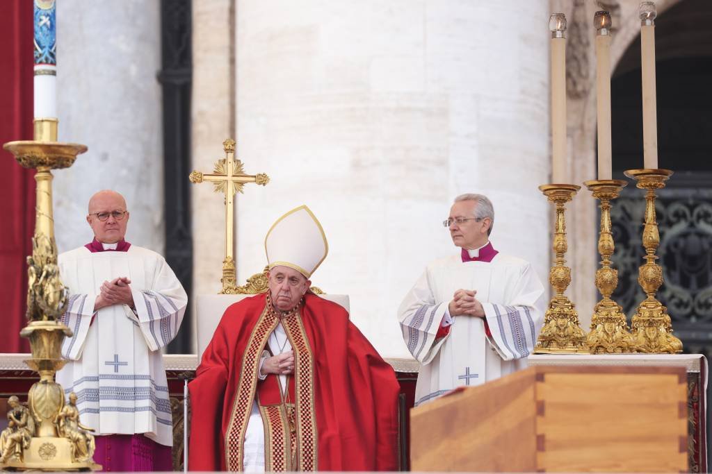 Papa Francisco preside funeral de Bento XVI diante de milhares de fiéis