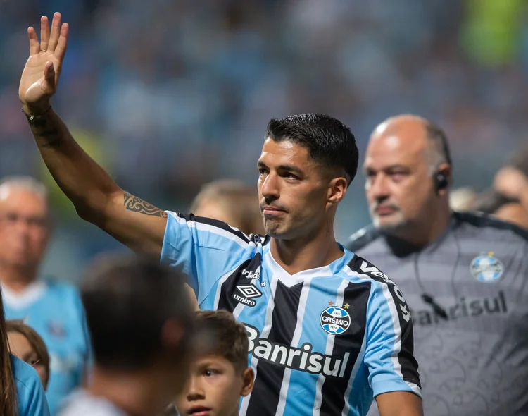 PORTO ALEGRE, BRAZIL - JANUARY 04: Luis Suarez walks in the field wearing Gremio t-shirt at Arena do Gremio on January 4, 2023 in Porto Alegre, Brazil. (Photo by Richard Ducker/Eurasia Sport Images/Getty Images) (Richard Ducker/Getty Images)