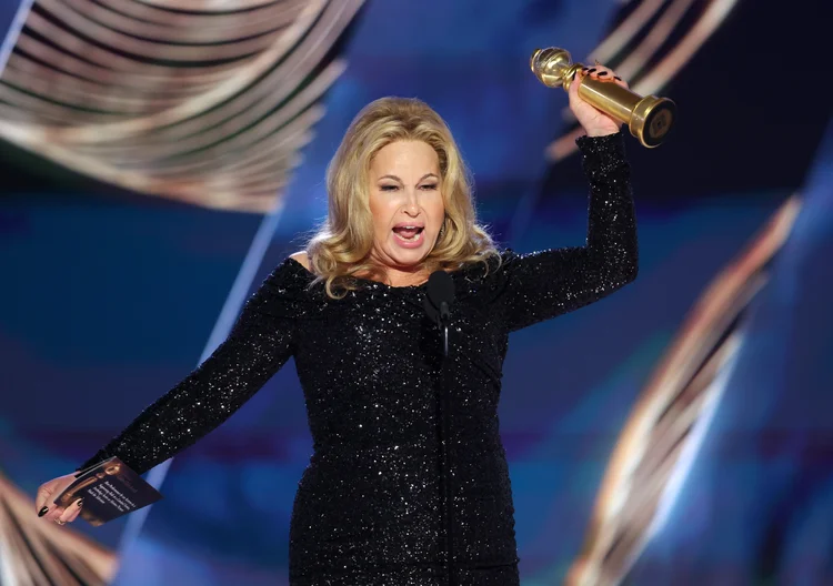 A atriz Jennifer Coolidge durante a 80ª edição do Globo de Ouro (Rich Polk/NBC/Getty Images)