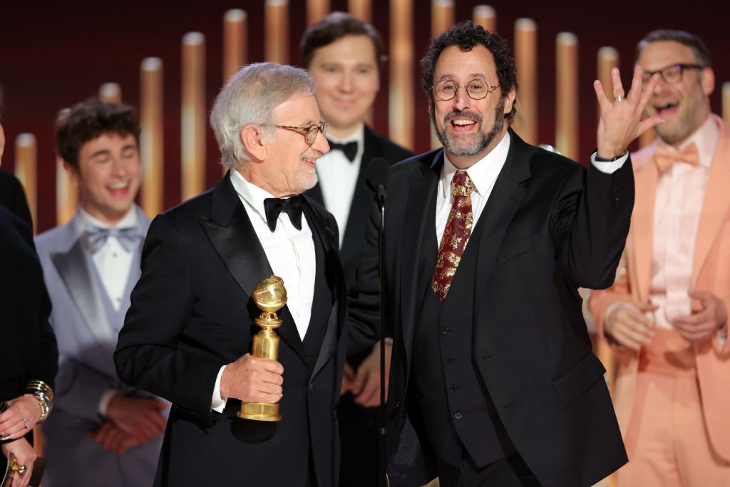 Gabriel LaBelle, Steven Spielberg, Paul Dano, Tony Kushner e Seth Rogen aceitam o prêmio de Melhor Filme – Drama por "The Fabelmans" (Rich Polk/NBC/Getty Images)