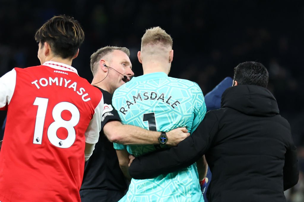 Torcedor do Tottenham chuta Ramsdale, goleiro do Arsenal, após derrota; veja vídeo