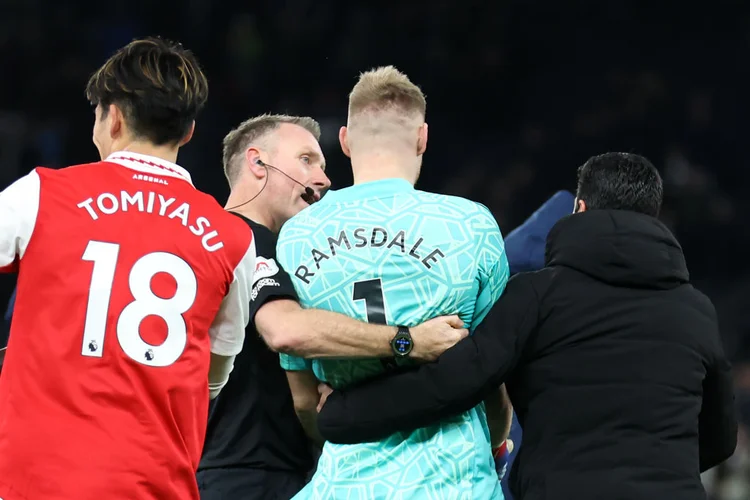 No final da partida, Richarlison e Ramsdale tiveram um desentendimento, com o brasileiro falando para o goleiro não provocar a torcida (Catherine Ivill/Getty Images)