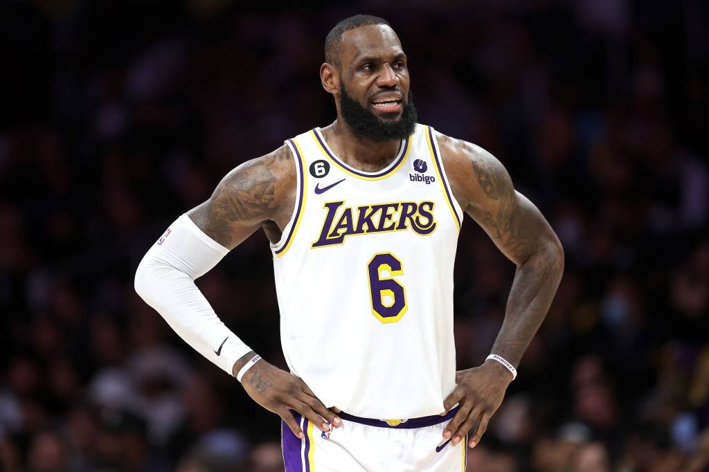 Lebron James: Na derrota sofrida com os Lakers para o Philadelphia 76ers na noite desta segunda-feira, o astro perdeu uma partida com a maior desvantagem em toda a sua carreira (Sean M. Haffey/Getty Images)