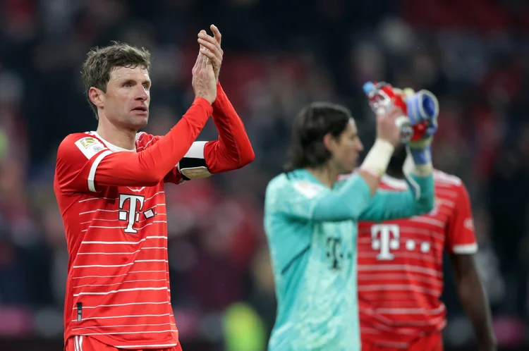 MUNICH, GERMANY - JANUARY 28: Thomas  Mueller of FC Bayern Muenchen applauds fans after during the Bundesliga match between FC Bayern München and Eintracht Frankfurt at Allianz Arena on January 28, 2023 in Munich, Germany. (Photo by Christina Pahnke - sampics/Corbis via Getty Images) (Photo by Christina Pahnke/Getty Images)