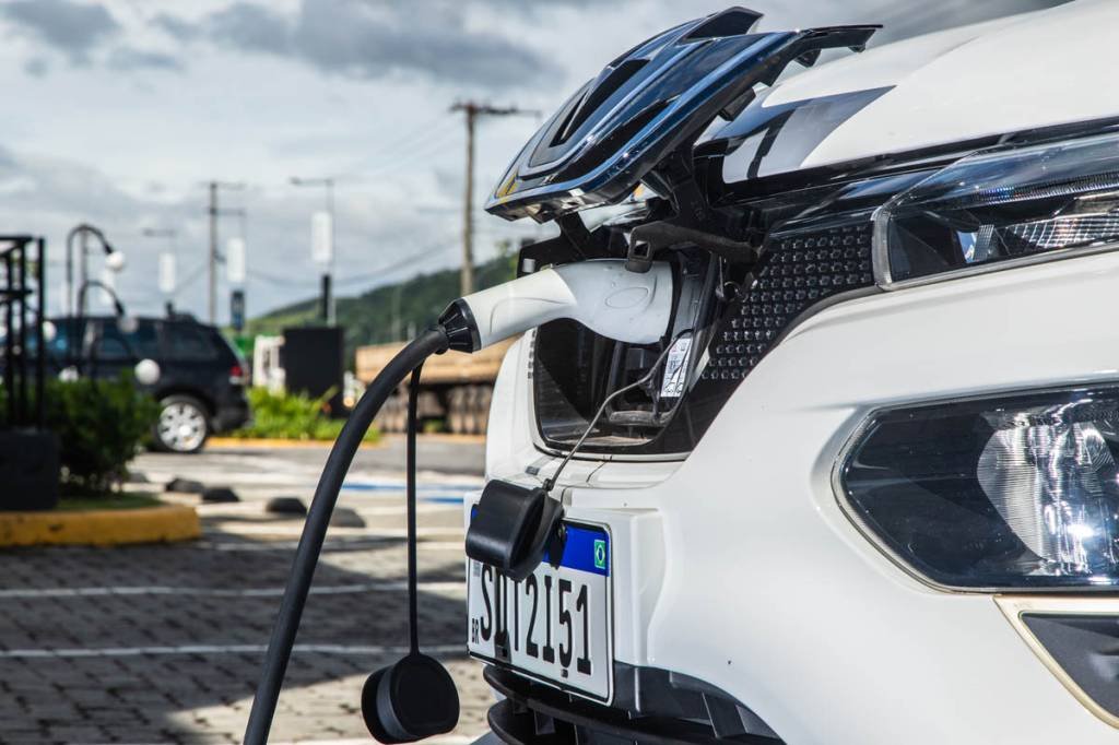 Veículos elétricos: estudo reconhece desafios para a implementação destes automóveis mas recomenda a utilização para a diminuição das emissões de carbono (Leandro Fonseca/Exame)