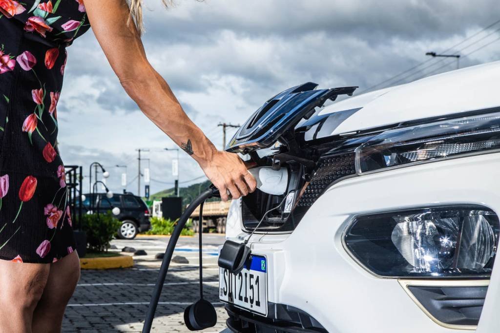 Tarcísio veta isenção de IPVA para carro elétrico em SP e privilegia os híbridos flex