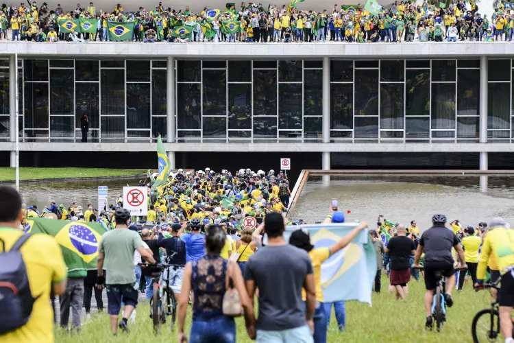 Protesto antidemocrático em Brasília: criminoso também é suspeito de participar de tentativa de invasão da PF (EDISON BUENO/PHOTOPRESS/ESTADÃO CONTEÚDO/Reprodução)
