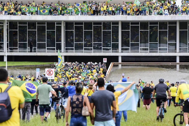 8 de janeiro: Com o recebimento das denúncias, as defesas são intimadas a se manifestar sobre as acusações da PGR e dá-se início às ações penais (EDISON BUENO/PHOTOPRESS/ESTADÃO CONTEÚDO/Reprodução)