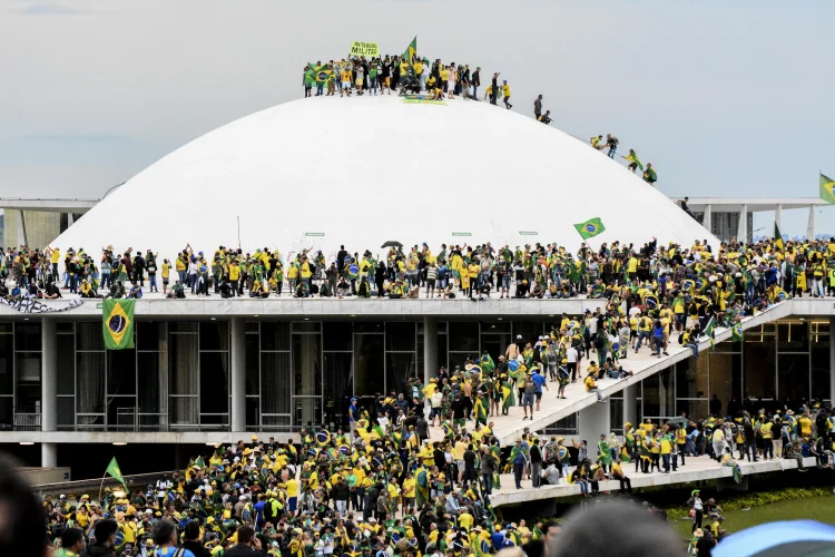 8 de janeiro: sedes dos Três Poderes, em Brasília, foram invadidas por pessoas que se opuseram aos resultados das eleições de 2022 (EDISON BUENO/PHOTOPRESS/ESTADÃO CONTEÚDO/Reprodução)