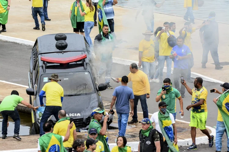 DF - LULA/VITÓRIA/ATOS ANTIDEMOCRÁTICOS/ONTEM - POLÍTICA - Apoiadores do ex-presidente Jair Bolsonaro (PL) promovem ataques criminosos contra     as sedes dos Três Poderes, em Brasília, no domingo, 08 de janeiro de 2022.     Extremistas vandalizaram o Palácio do Planalto, o Supremo Tribunal Federal (STF) e     o Congresso Nacional. O presidente da República, Luiz Inácio Lula da Silva,     convocou uma reunião extraordinária para esta segunda-feira, 09, com chefes dos     Três Poderes.     08/01/2023 - Foto: EDISON BUENO/PHOTOPRESS/ESTADÃO CONTEÚDO (EDISON BUENO/PHOTOPRESS/ESTADÃO CONTEÚDO/Reprodução)