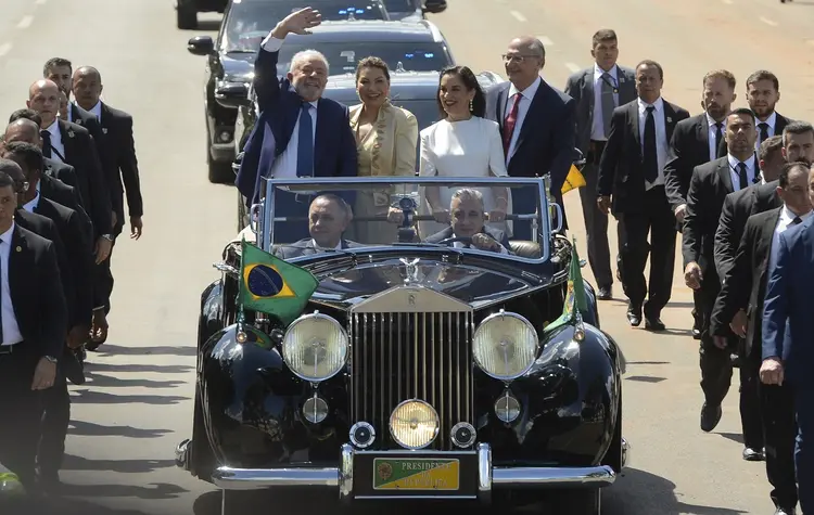 Presidente Lula desfila no Rolls-Royce presidencial com a primeira-dama Janja, o vice-presidente Geraldo Alckmin e Lu Alckmin (Tomaz Silva/Agência Brasil)