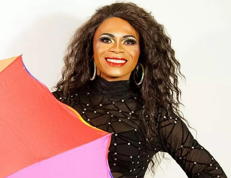 Ruth Venceremos: Negra, nordestina, educadora, artista, integrante do MST e defensora dos direitos humano”. Assim se descreve a drag queen (Facebook/Reprodução)