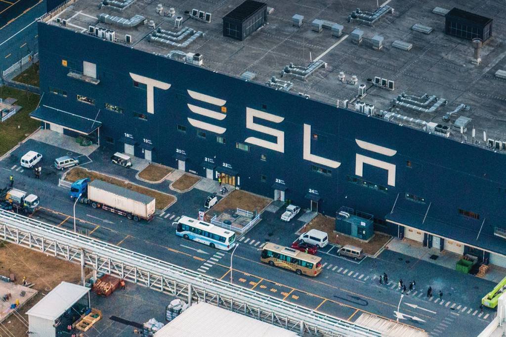 Fábrica da Tesla na China: em três meses, o valor das ações da montadora caiu 59%. (VCG/VCG/Getty Images)