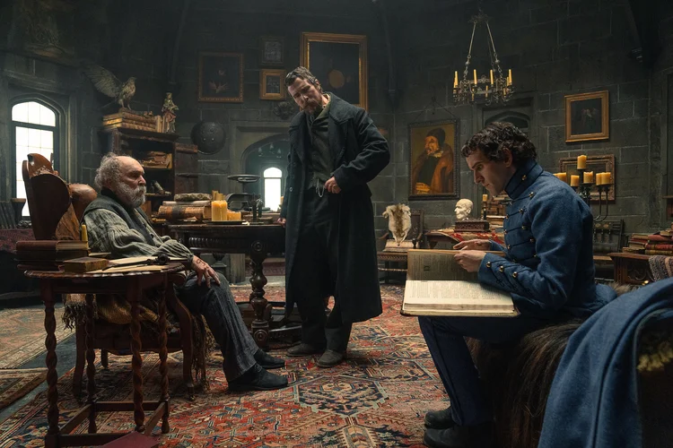 Christian Bale como Augustus Landor, Harry Melling como Cadet Edgar Allen Poe e Robert Duvall como Jean Pepe. (Scott Garfield/Netflix/Divulgação)