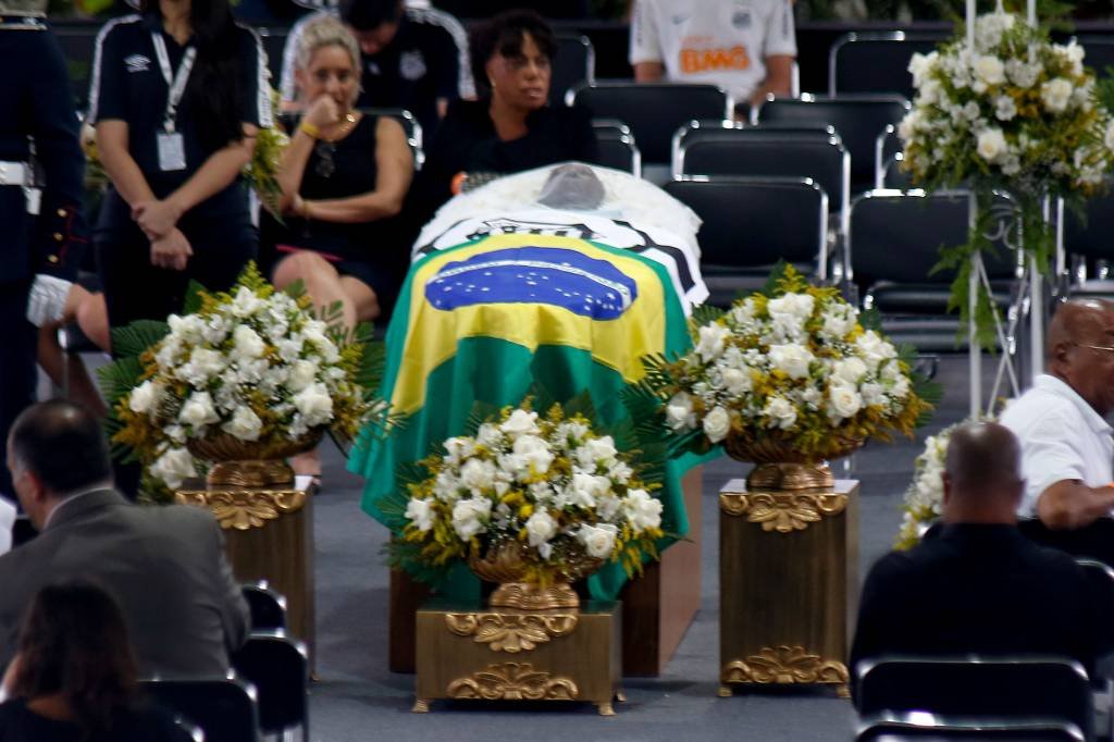 Pelé será enterrado nesta terça-feira, em Santos