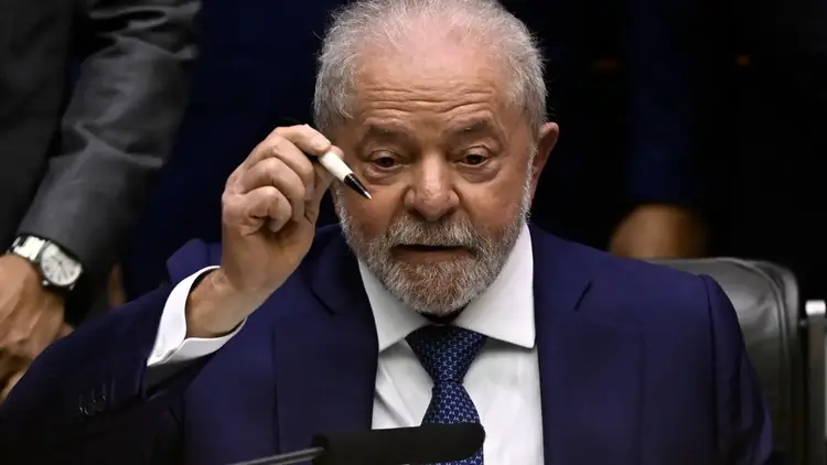 Lula: presidente assinou um total de 56 medidas provisórias em seu primeiro dia no cargo (Mauro Pimentel/AFP)