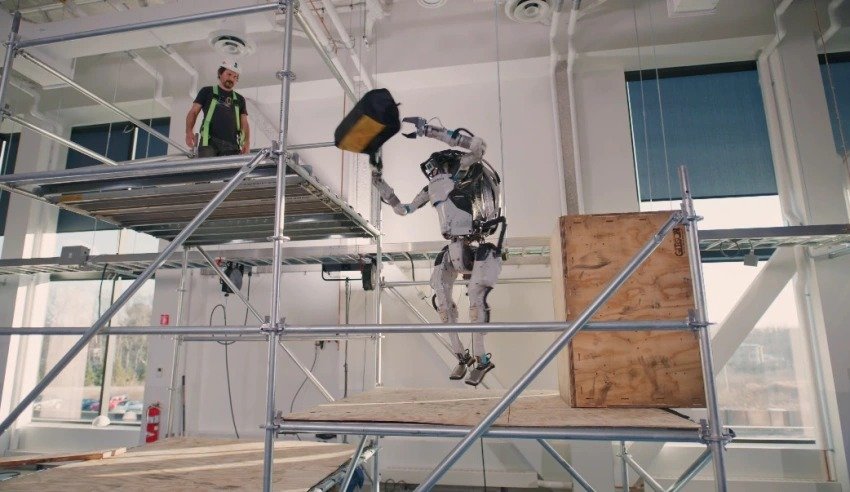 Ainda mais esperto, robô da Boston Dynamics além de correr e pular, agora agarra e joga coisas