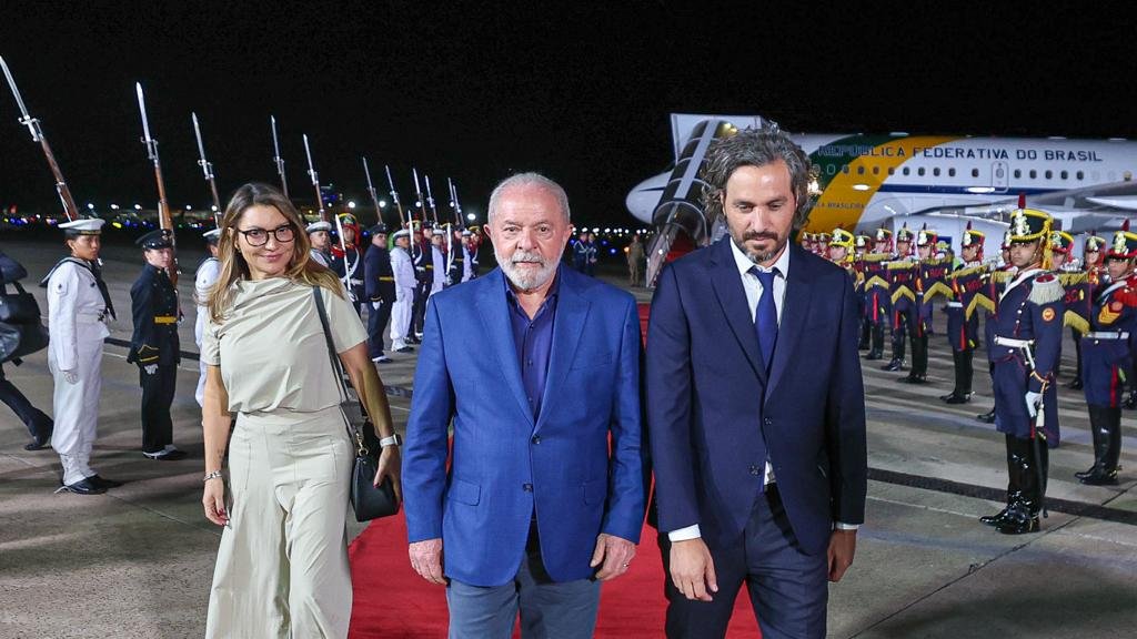 Lula chega à Argentina para cumprir primeira agenda internacional desde a posse
