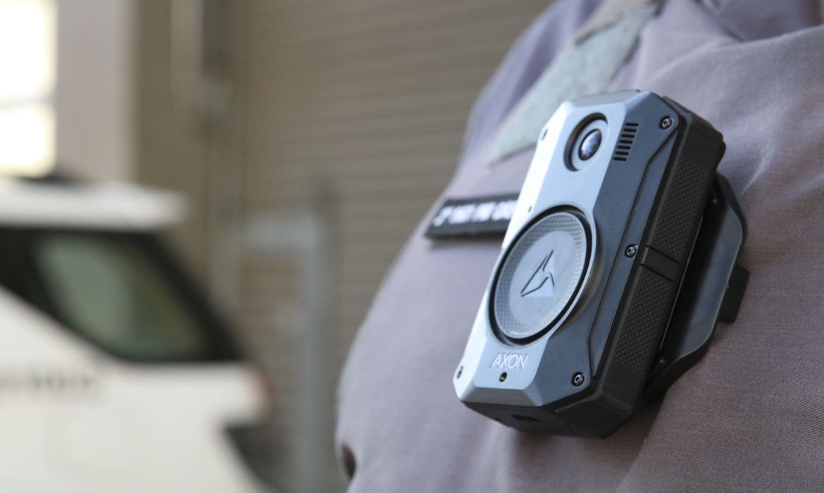 Câmeras corporais de policiais podem receber inteligência artificial para gerar relatórios
