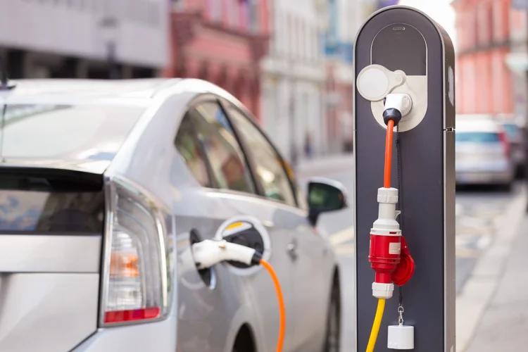 O preço de compra se destaca como o principal obstáculo na aquisição de carros elétricos no Brasil (Shutterstock/Divulgação)