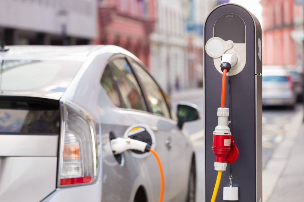 Carros elétricos são essenciais para reduzir as emissões de carbono (Shutterstock/Divulgação)