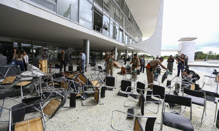 Móveis e janelas danificadas no Palácio do Planalto. (Marcelo Camargo/Agência Brasil)
