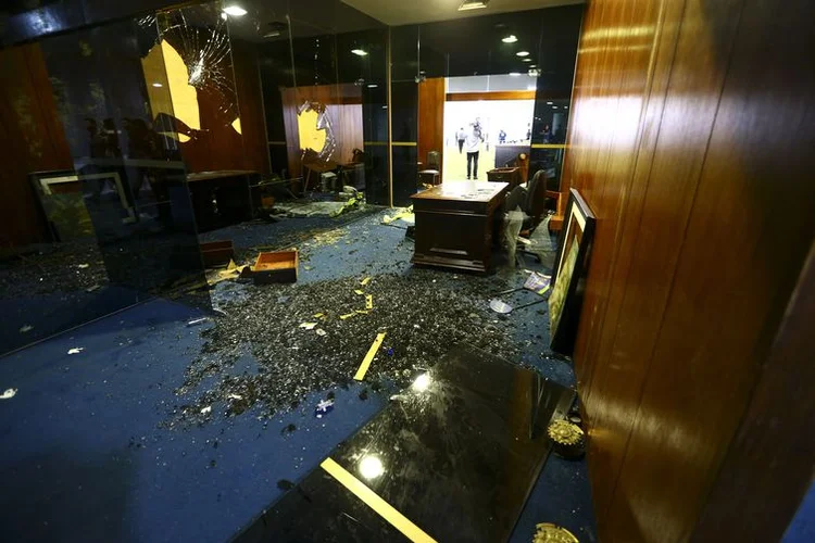 Móveis e janelas danificadas no Senado Federal. (Marcelo Camargo/Agência Brasil)