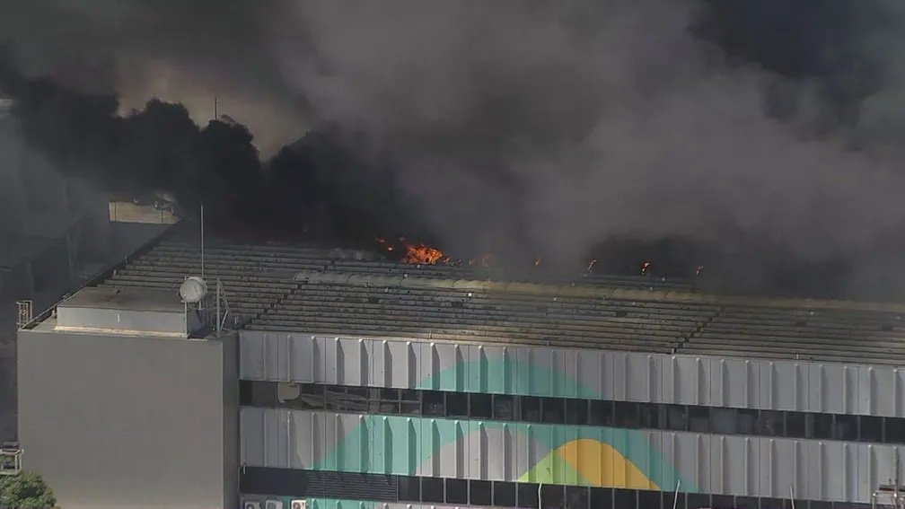 Incêndio atinge galpão do aeroporto do Galeão, no Rio