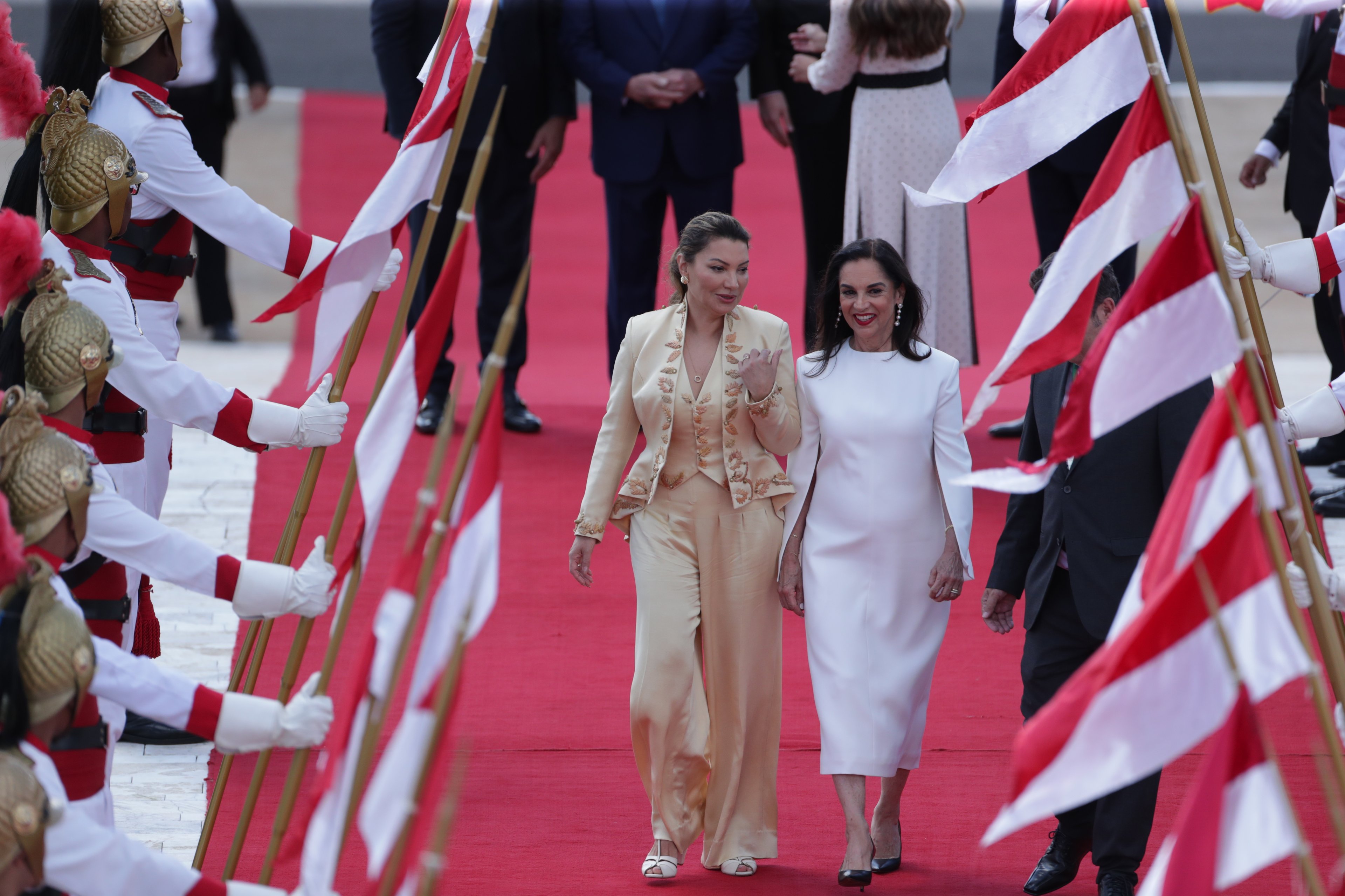 Roupa de Janja na posse de Lula: veja valores, quem fez e o que significa o terno dourado