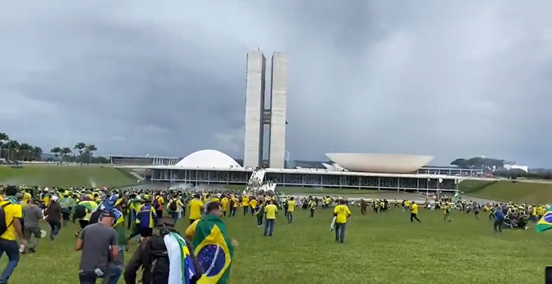 Biden, Macron, Fernández e líderes internacionais condenam atos terroristas no Brasil
