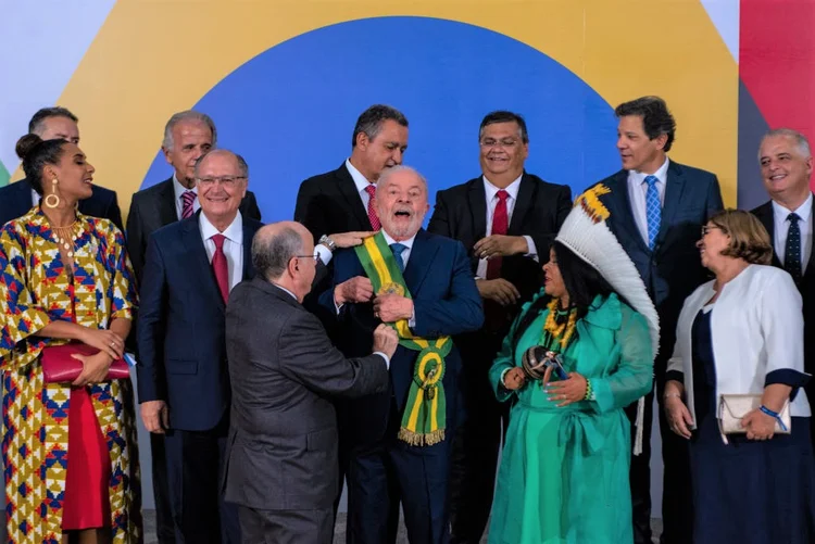 Presidente Luiz Inácio Lula da Silva na companhia de ministros: reunião fioi marcada para esta sexta, após contradições no alto escalão do governo (Maira Erlich/Bloomberg via/Getty Images)