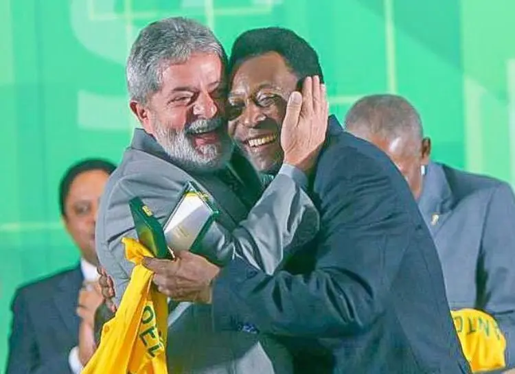 Lula e Pelé: família do rei adiou cerimônia em Santos para que não conflitasse com a posse de Lula (Ricardo Stuckert/Reprodução)