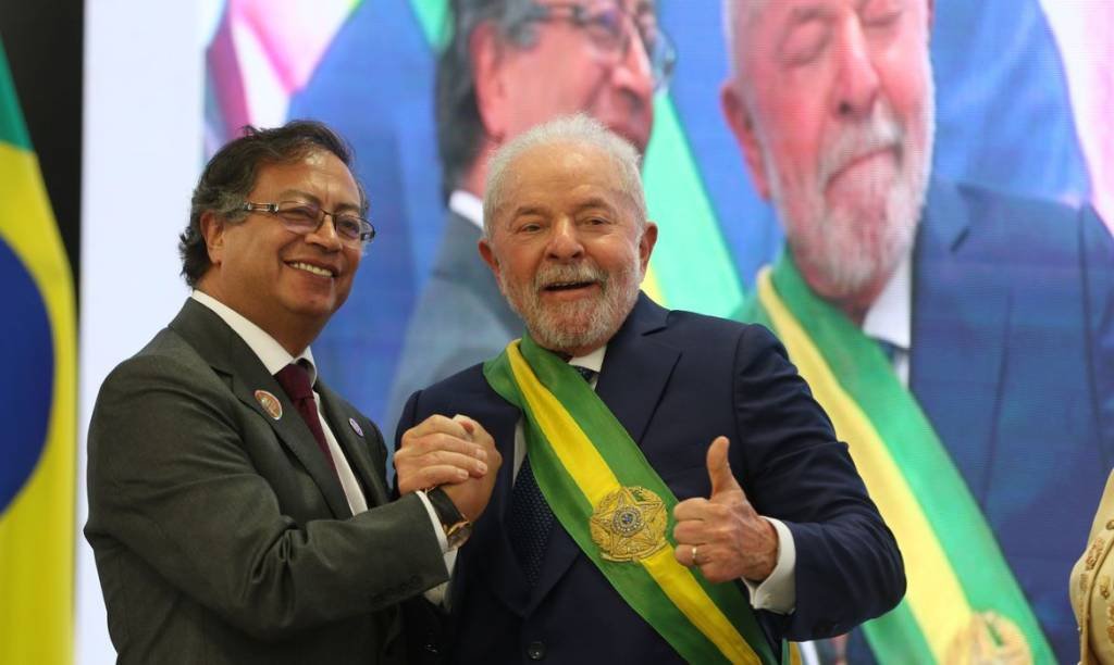 O presidente da Colômbia,Gustavo Petro, cumprimenta o presidente Luiz Inácio Lula da Silva no Palácio do Planalto (Tania Rego/Agência Brasil)