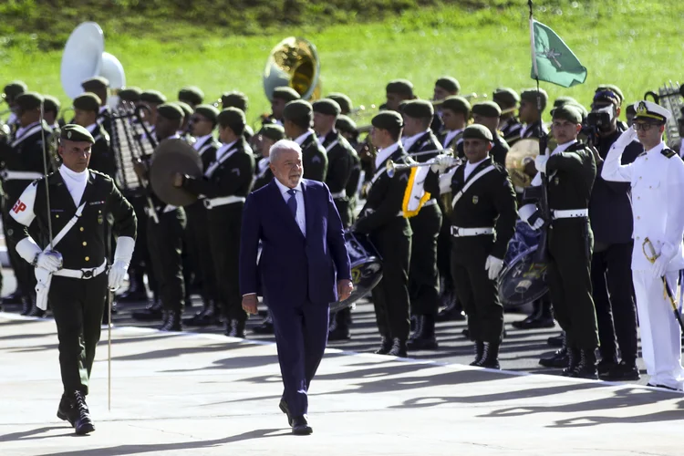 O presidenteda República do Brasil, Luiz Inácio Lula da Silva, passa as tropas em revista na porta do Congresso Nacional (José Cruz/Agência Brasil)