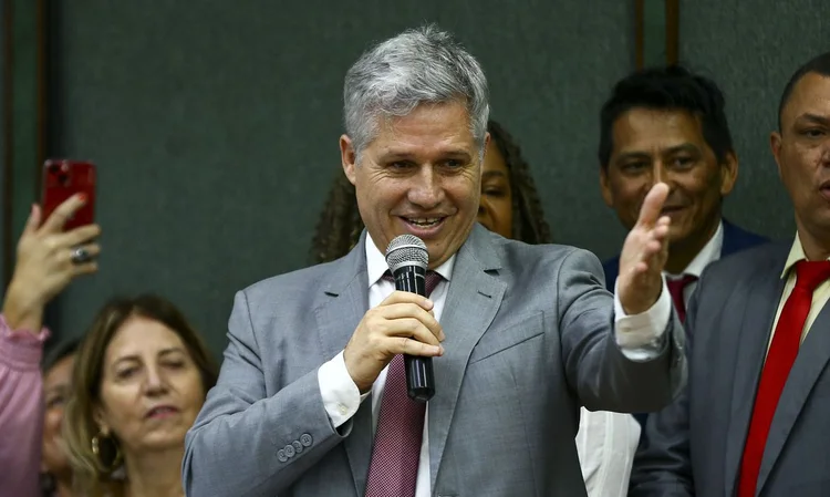 O ministro do Desenvolvimento Agrário e Agricultura Familiar, Paulo Teixeira, assume o cargo em cerimônia no auditório da Companhia Nacional de Abastecimento (Conab). (Marcelo Camargo/Agência Brasil)