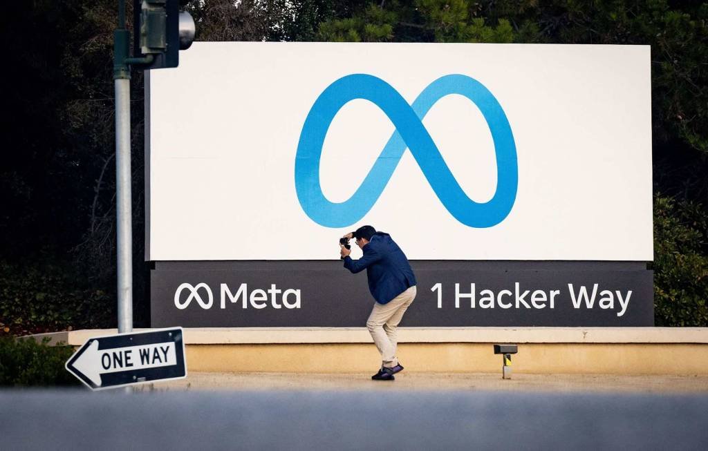 Entrada da sede da Meta, em Menlo Park, na Califórnia (EUA): receita de publicidade da empresa foi afetada por regras mais duras de privacidade em smartphones da Apple (Josh Edelson/AFP/Getty Images)