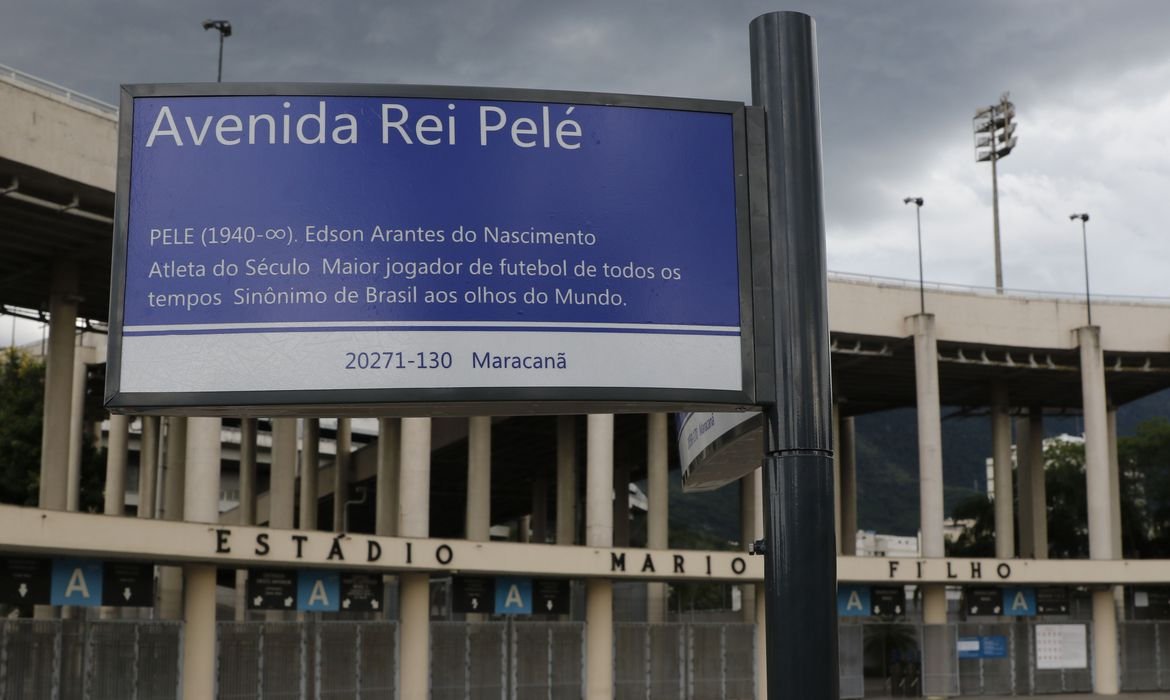 Prefeitura instala placas da Avenida Rei Pelé em frente ao Maracanã