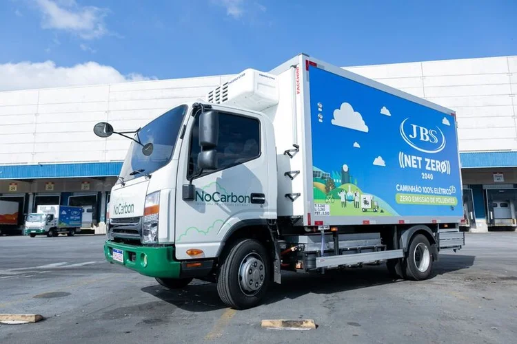 Caminhão elétrico da No Carbon, uma das iniciativas recentes da JBS para reduzir suas emissões de carbono. (JBS/Divulgação)