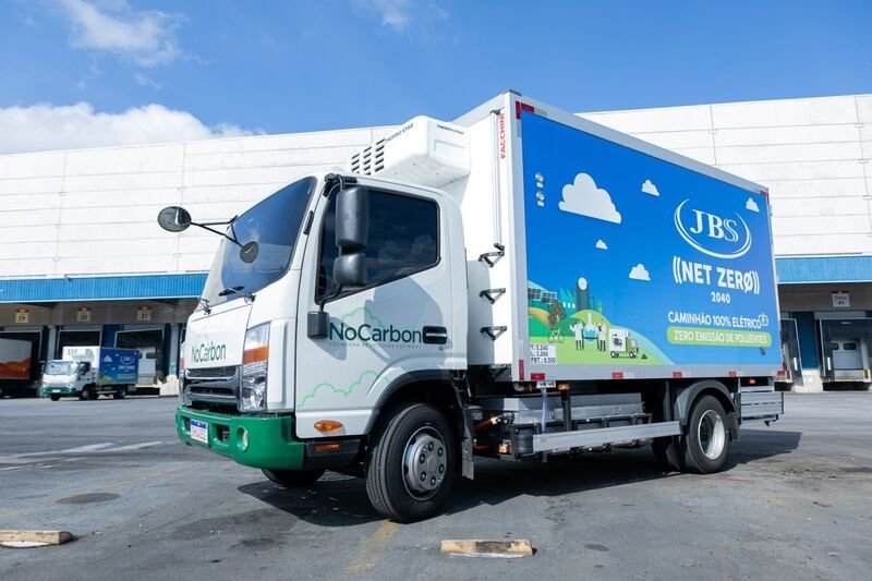 Caminhão elétrico da No Carbon, uma das iniciativas recentes da JBS para reduzir suas emissões de carbono. (JBS/Divulgação)