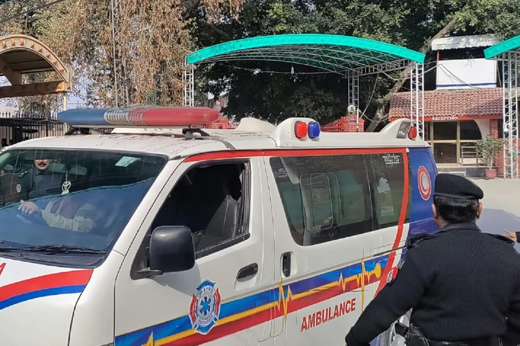 Ambulância transporta vítimas do atentado em Peshawar, Paquistão

 (AFP/AFP)