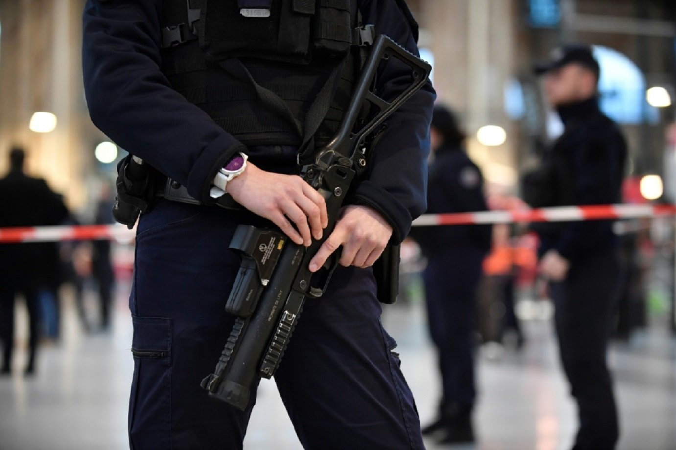 Homem com faca deixa seis pessoas feridas em estação de trem de Paris