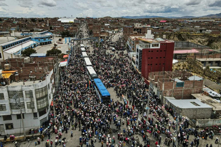 Uma multidão se despede das pessoas que partem de ônibus para Lima para protestar contra o governo, em 17 de janeiro de 2023 na cidade de Ilave, sul do Peru

 (AFP/AFP)