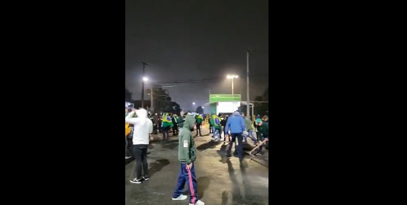 PM do Paraná retira golpistas que despejaram caminhão de terra na entrada de refinaria