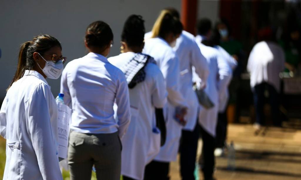 Médicos: Com os quase 40 mil novos médicos que obtiveram seu registro no ano passado, o número de doutores atuando no País chega hoje a 545,5 mil (Marcelo Camargo/Agência Brasil)